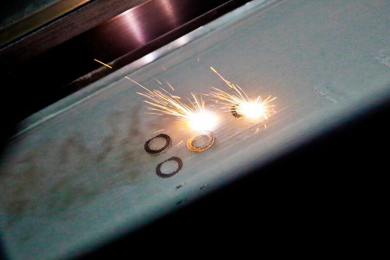 Laser fixieren Schicht für Schicht. Das übrigbleibende Metallpulver kann erneut genutzt werden. (Materialise)
