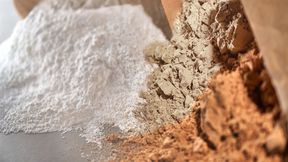 Kieselguren aus dem Becogur-Portfolio von Eaton: Je nach Klärschärfe und Beschaffenheit lassen sich Anschwemmfiltration und Filterkuchen gezielt auf den jeweiligen Brauprozess abstimmen. (Bild: Eaton)