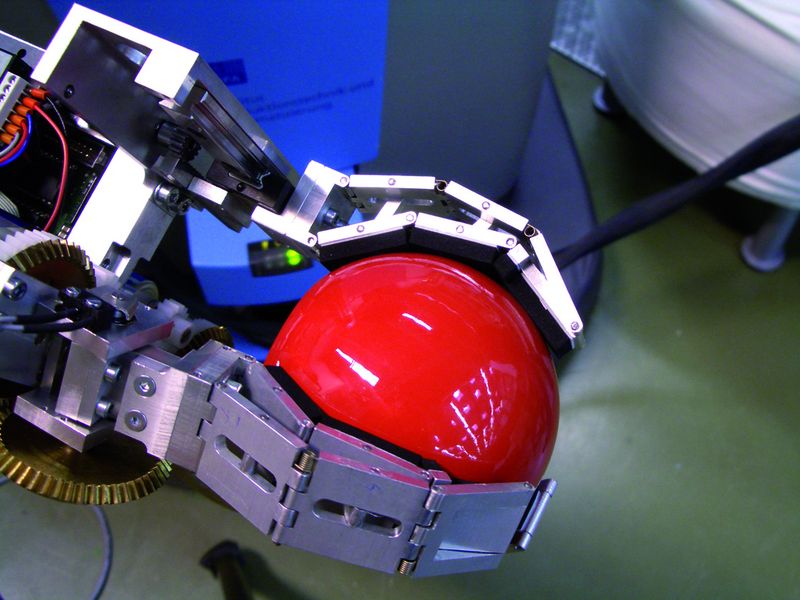 Bild 4: Die selbstadaptive Kinematik der IPA-Hand II schmiegt sich bei Krafteinwirkung um das Objekt. Bilder: Fraunhofer IPA (Archiv: Vogel Business Media)