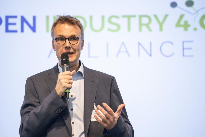 Der zweite Referent des Vortrags  „Firmenübergreifende Open Industry 4.0 Alliance – Der Weg von der Insellösung zum digitalen Ökosystem“ war Timothy Kaufmann. Der Wirtschaftswissenschaftler ist Leiter der Workgroup Prozessindustrie bei  der Open Industry 4.0 Alliance.  (PROCESS)