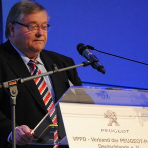 Wolfgang Krohnen (Vorstandsmitglied Verband der Peugeot-Partner Deutschlands) gab einen Einblick in die wirtschaftliche Situation des Händlerverbands.(Foto:  Baeuchle)