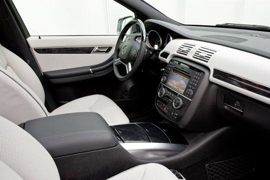Teilelektrische Sitze für Fahrer und Beifahrer sind im Serienumfang enthalten. Auf Wunsch gibt es für Frontpassagiere aktiv belüftete und beheizte Multikontur-Sitze mit voll elektrischer Verstellung. (Archiv: Vogel Business Media)