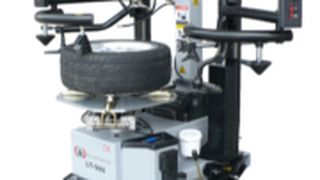 Die Reifenmontiermaschine ATH 980 eignet sich für Pkw-, Leicht-Lkw- und Motorradreifen. (Archiv: Vogel Business Media)