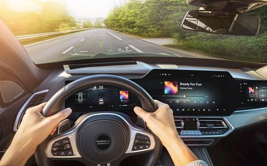 Bild 1: Die Software eines AR-HUD muss Daten unterschiedlicher Sensoren zusammenführen und verarbeiten. Mit Ready Vision erreicht Harman eine Gesamtlatenz von unter 50 Millisekunden.(Bild:  Harman)