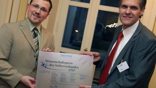 Dr. Gert Richter (re.) und Stephan Diehl können mit Stolz auf ihren Beitrag zum Erhalt des Preises des Stifterverbandes verweisen. Bild: CeramTec (Archiv: Vogel Business Media)