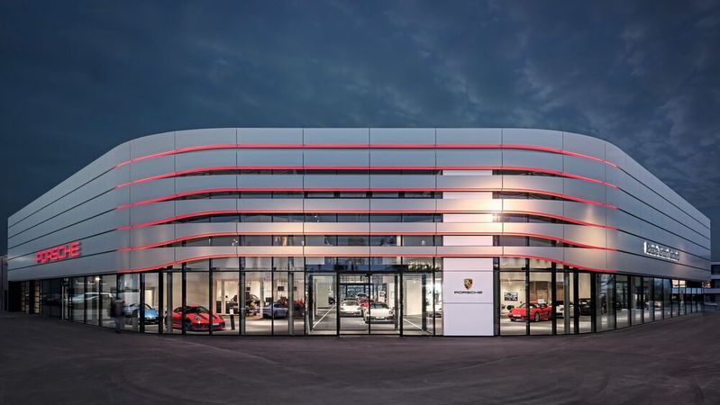 Ende 2020 eröffnete die Hülpert-Gruppe in Dortmund den weltweit ersten Standort in der neuen Porsche-CI.(Bild:  Porsche/ Andre Mueller)