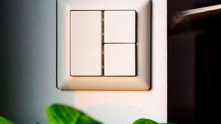 Der Funktaster Scene Switch steuert über das ZigBee Light Link Leuchten. Der Schalter kann nicht nur an eine Wand montiert werden, sondern funktioniert auch als Handtaster. (Bild: dresden elektronik)