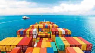 Die US-Zölle plagen die deutschen Unternehmen schon seit Monaten und der Hickhack geht weiter. Experten haben jetzt mal analysiert und verglichen, wie sich das Ganze auf das Exportgeschehen bisher ausgewirkt hat ... (Bild: © donvictori0 - stock.adobe.com)