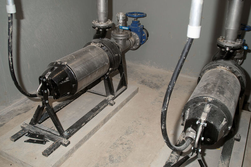 Die beiden in der Hauptkammer trocken aufgestellten Abwasserpumpen SEV 80.80 fördern das Medium in die Druckrohrleitung. (Bild: Grundfos)