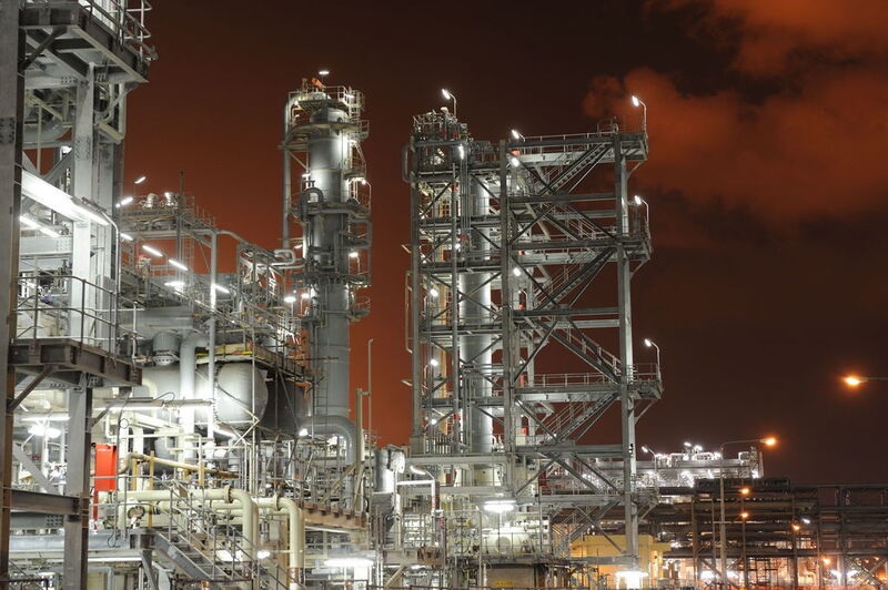 Pearl GTL at night, Qatar – Pearl GTL has a capacity of 260,000 barrels of oil equivalent a day.  (Picture: Shell)