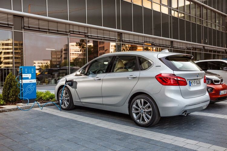 Die Batterie, deren Kraft für 41 km elektrisches Fahren reicht, ist in dem Familienvan unter der Rücksitzbank untergebracht. (Foto: BMW)