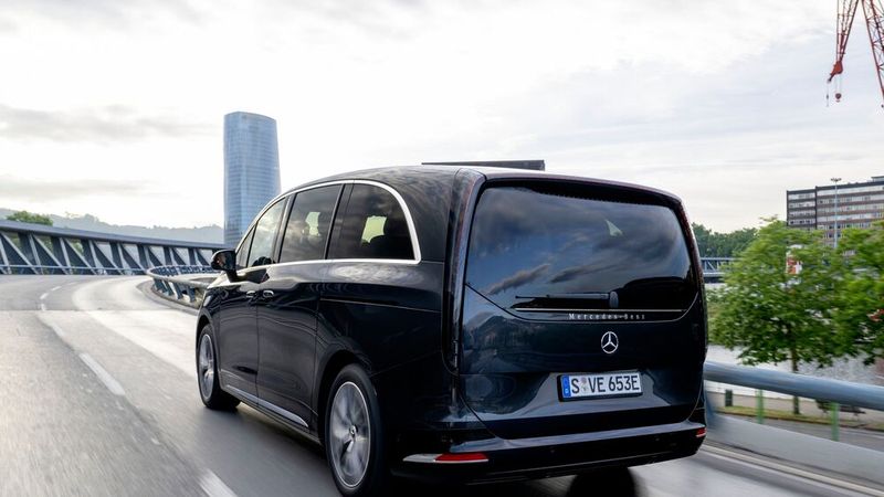 Die Dämpfer der Luftfederung Airmatic regeln jedes Rad einzeln und gleichen Unebenheiten oder Schlaglöcher souverän aus. (Bild: Mercedes-Benz)