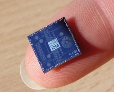 Bild 7: Durch Tintenstrahldruck hergestellte strukturierte Umverdrahtung auf einem Silizium Chip (Bild: Fraunhofer IZM)