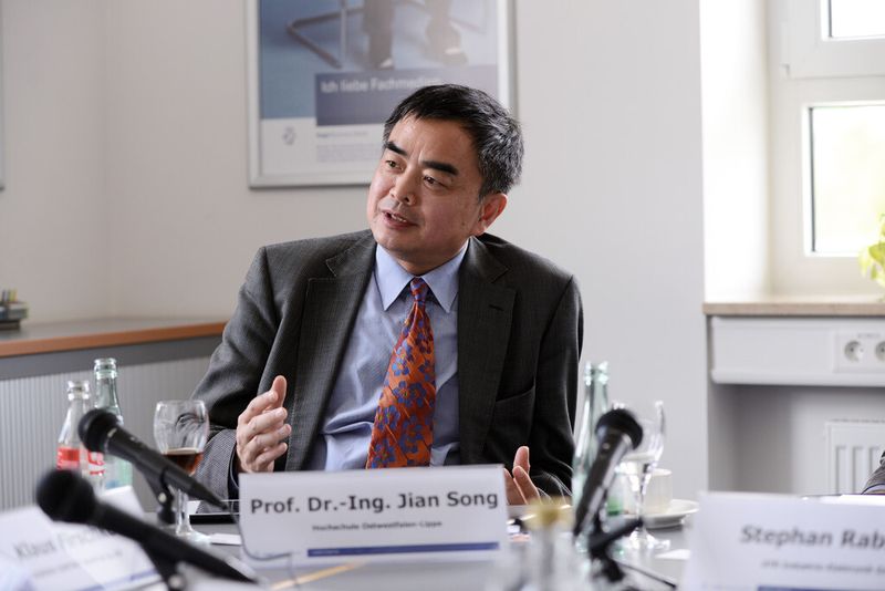 „Die Klemmenzahl im Schaltschrank sinkt. Doch insgesamt wird durch die Automatisierung die Zahl der Anschlüsse steigen - sie sind nur nach außerhalb verlagert.“ Prof. Dr. Jian Song vom Labor für Feinsystemtechnik der Hochschule Ostwestfalen-Lippe, Lemgo. (Untch)
