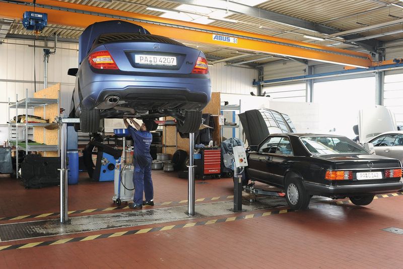 Moderne und Klassik: In der großzügigen Werkstatt fühlt sich jeder Mercedes-Benz wohl. Gezielt spricht man bei Paul auch die Halter älterer Fahrzeuge an. (Bernd Reich)