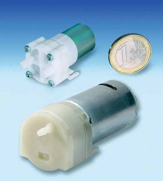Bild 4: Miniatur-Drehschieberpumpen werden beispielsweise als EKG-Sauger, Notfallsauger oder tragbare Kompressionstherapiegeräte (Lymphdrainage) verwendet.	 oben Serie G/01-K: Volumenstrom bis 2,2 l/min, Druck maximal 0,08 bar, Vakuum maximal 7,0%;  unten Serie G/09: Volumenstrom bis 11 l/min, Druck bis 0,37 bar, Vakuum bis 35%  (Bild: Gardner Denver Thomas)
