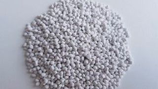 Biologisch abbaubar ist eine neue Generation patentierter Masterbatches, die Cabamix aus Calciumcarbonat und einer Mischung aus biologisch abbaubaren Polymeren entwickelt hat. Carbomax Bio ist der Name. Auch die mechanischen Eigenschaften der damit ausgerüsteten Kunststoffprodukte, etwa Folien, würden sich damit verbessern. (Cabamix)