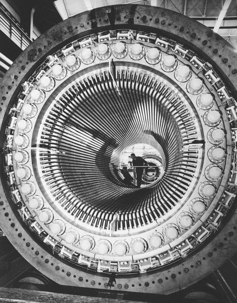 1979: Der Stator eine Turbogenerators wird für das Einsetzen der Wicklungsstäbe vorbereitet. (Bild: Historisches Archiv ABB Schweiz)
