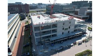 Der Kran wurde in der Mitte des Gebäudes positioniert, und um ihn herum fanden die Bauarbeiten in U-Form statt.  (Bild: Mammoet)