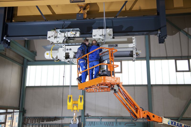 Mitarbeiter von Stahl Cranesystems stellen die Überlastabschaltung des Hebezeugs ein. Hierfür wurden 110 % der Nennlast, das heißt 33 t Prüfgewicht, benötigt. (Bild: Stahl Cranesystems)