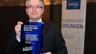 Produktmanager Christian Thiel nimmt den Innovationspreis entgegen: „Wir sind sehr stolz auf den Innovationspreis und die damit verbundene Anerkennung unserer Arbeit im Bereich Digital Engineering.“ (Item)