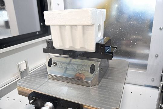 Als Einzelteile werden mit dem Kraftspannblock «KSP3 250 Tandem» zum Beispiel Werkstücke mit unregelmässigen Aussenflächen gespannt.(Bild:  Schunk Intec AG)