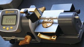 Bei der ersten wie der letzten Uhrenplatine entspricht die Bauteilgenauigkeit mikrometergenau der Vorgabetoleranz. (Bild: Kern Mikrotechnik GmbH)