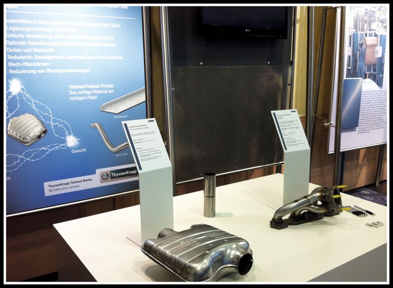 Im Foyer präsentierten verschiedene Unternehmen, die Edelstähle herstellen, verarbeiten oder veredeln, ihre Produkte und Dienstleistungen. (Bild: Kuhn)