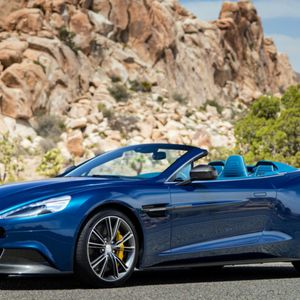 Aston Martin nimmt eine Cabrio-Version seines Zwölfzylinder-Spitzenmodells Vanquish ins Programm. Der 2+2-Sitzer mit dem traditionellen Namenszusatz Volante erhält die vom Coupé bekannte Karbon-Karosserie, die für geringes Gewicht und hohe Verwindungssteifigkeit sorgen soll.