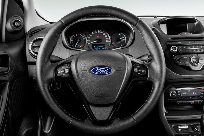Das Cockpit vom Fiesta findet im Ka+ ein zweites Leben. (Ford)