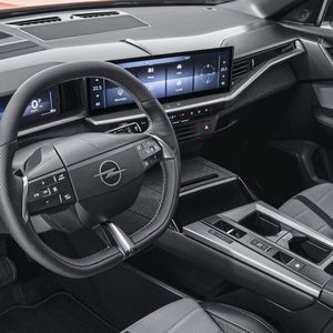 Das Cockpit umfasst einen großen (16 Zoll) und flachen Bildschirm auf der Center-Konsole sowie ein Zehn-Zoll-Fahrer-Infodisplay hinterm Lenkrad.(Bild:  Opel)