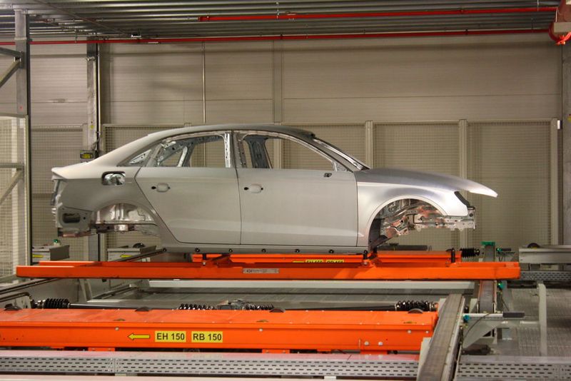 智能方案不仅被引入发动机中，也被车辆物流中来优化程序。 (Audi Hungary)