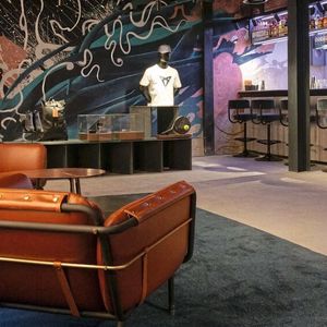 Im Hintergrund ist ein Wandgemälde von Chris Princic zu sehen. Er entwarf er bereits für die Cupra City Garagen in Sydney, Madrid und Wien Gemälde.(Bild:  Seat Deutschland)