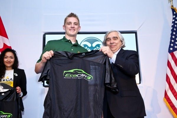 Dr. Ernest Moniz, Secrectary of Energy, US Department of Energy mit Teilnehmern der EcoCAR 3 Competition (Bild:  U.S. Department of Energy)