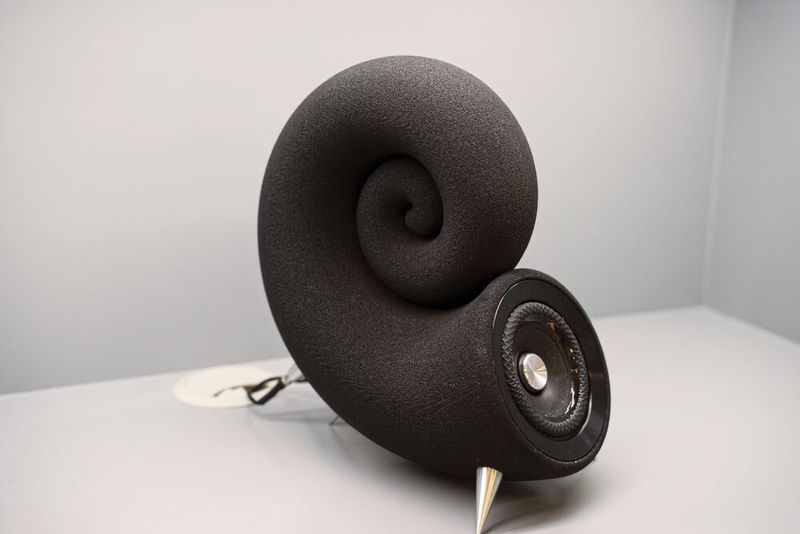 Additive Fertigung für das Design. Zum Ionic Sound System gehören Lautsprecher und Subwoofer. Gedruckt wurde es aus Silicium-Sand. (Bild: S. Guggenberger / VCG)