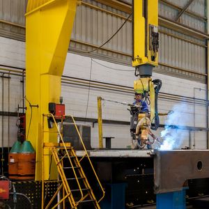 „Trainingsrunde“: Facharbeiter bereitet den Schweißroboter durch Teach-In auf den nächsten Job vor. 