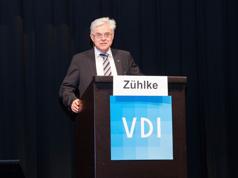 Prof. Detlef Zühlkek, Deutsches Forschungszentrum für Künstliche Intelligenz: „Maschinen und Geräte werden zu abstrakten Objekten, die in Modellen behandelt und getestet werden, bevor man sie herstellt und installiert.“ (Bild: VDI Wissensforum)