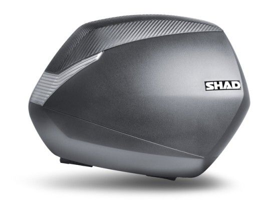 Red Dot Award 2015 - Motorrad-Seitenkoffer SH36 von Hersteller NAD s.l., SHAD, Spanien: SH36 ist ein Motorradkoffer-Set, das mit unterschiedlichen Farben und Ausführungen zu verschiedenen Motorrädern passt. Das vergrößerte Volumen, eine durchdachte Rahmenstruktur und optimierte Materialien verleihen den Koffern gleichzeitig Stabilität und Leichtigkeit. Die innovative 3P-Halterung fixiert die SH36 an drei Punkten, verlagert ihr Gewicht in Richtung des Schwerpunkts des Motorrads und bietet so mehr Stabilität und Sicherheit. (Bild: Red Dot)