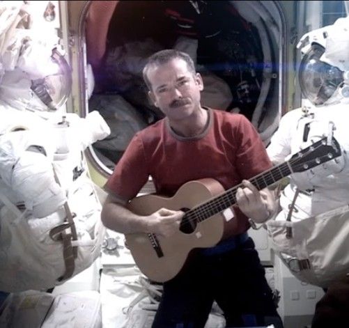 Astronaut, Fotograf – und jetzt sogar noch Popstar: Commander Chris Hadfield auf der ISS mit seiner Larrivee-Parlor-Gitarre(youtube)