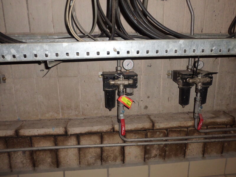 Die gefunden Leckagen wurden von Thomas Warschburger und Milan Stojkovic von Mader markiert und dokumentiert, damit auch internes Personal sie jederzeit wiederfinden kann.  (Mader)