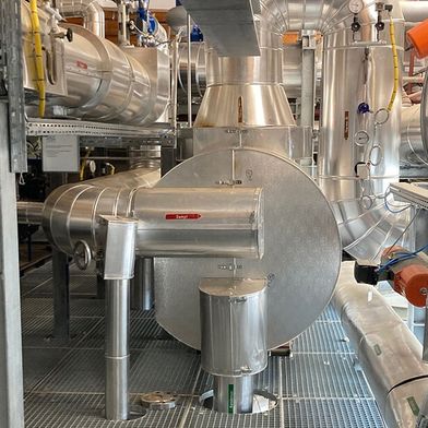 Hier blickt man auf die Kopfseite eines Wärmetauschers, den Ness Wärmetechnik im Rahmen einer Retrofit-Maßnahme in puncto Prozesswärme bei Eggers in Niederösterreich installiert hat. Hier erklären die Experten, wie man sich günstiger den heutigen Herausforderungen stellen kann ... (Bild: Ness)