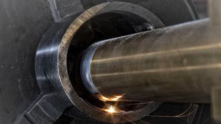 Eine schmal konstruierte Innenbearbeitungsoptik ermöglicht das Laserauftragschweißen auch unter engen Verhältnissen. (Bild: Pallas)