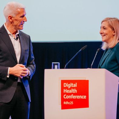 Bitkom-Präsident Dr. Ralf Wintergerst mit der damaligen Bundesgesundheitsministerin Nina Warken auf der DHC 2025. (Bild: © Bitkom)