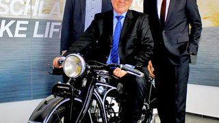 Handelseinig: (v.li.) Henning Putzke (Leiter BMW Motorrad Deutschland), Robert Klostermair und Peter Reisacher. (Foto: Reisacher)