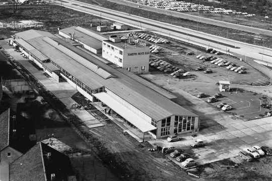 Eine der Keimzellen des heutigen Unternehmens: das Autohaus Hotz in Wolfsburg. (Archiv: Vogel Business Media)