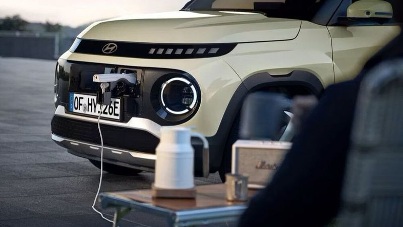 Kaum eine aktuelle Neuerscheinung verzichtet heute mehr auf diese bidirektionale Lademöglichkeit, selbst elektrische Kleinstwagenmodelle wie der Hyundai Inster beherrschen die Technik.(Bild:  Hyundai)