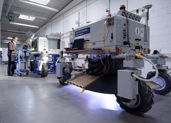 Agrarrobotik bei Bosch – neuer Helfer in der Pflanzenzucht: Die Zentrale Forschung und Vorausentwicklung von Bosch arbeitet unter anderem an dem neuen Agrarroboter Bonirob. Seine Sensoren erkennen verschiedene Pflanzen und machen unter anderem eine automatisierte
Unkrautbekämpfung möglich. Professor Amos Albert entwickelt das System zusammen mit seinen Kollegen in Renningen bei Stuttgart. (Bild: Bosch)