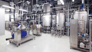 In der Pilotanlage am Fraunhofer-Zentrum für Chemisch-Biotechnologische Prozesse CBP in Leuna stellen Forscher Erdölersatzstoffe aus nachwachsenden Rohstoffen her. (Bild: Gunter Binsack)