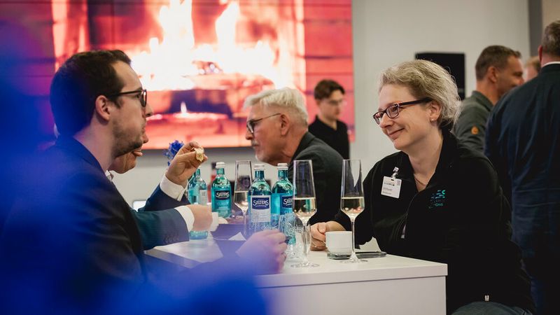 Referenten und Teilnehmer diskutieren die Highlights des Tagesprogramms in entspannter Runde. (Bild: Stefan Bausewein)