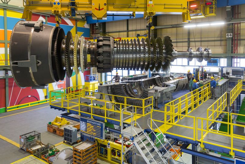 Transport des Läufers durch die Halle zum Montagestand, wo er in das Turbinengehäuse eingelegt wird. (Siemens)